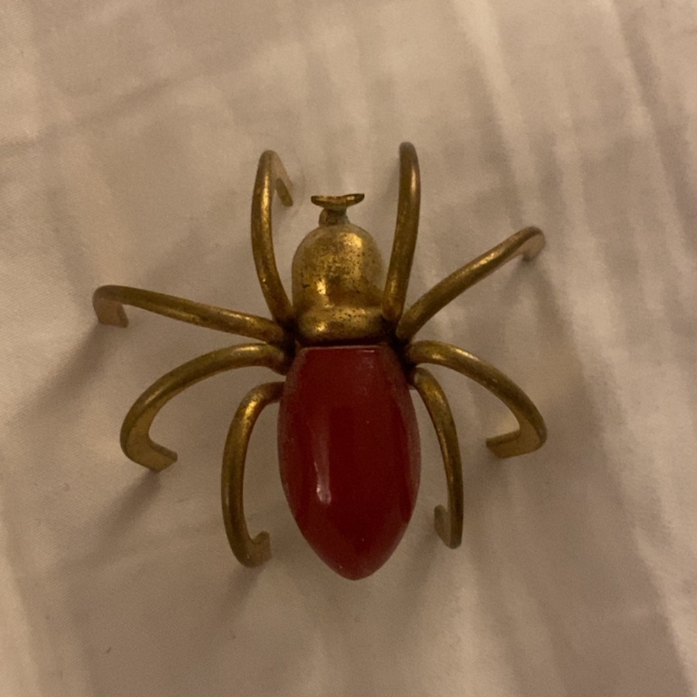 VINTAGE authentic 1920s-1930s red bakelite brooch